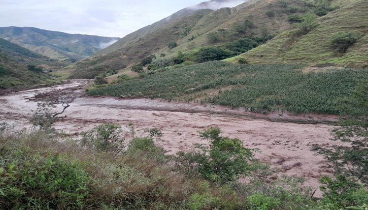 Completamente incomunicado se encuentra el municipio de Villa Caro debido a los deslizamientos de tierra en las carreteras.