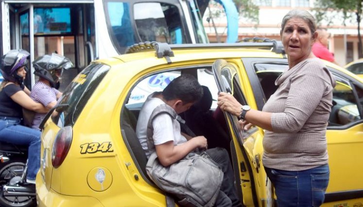 Los usuarios son los más afectados por las intermitencias que presenta el servicio de transporte/Foto Carlos Ramírez/La Opinión