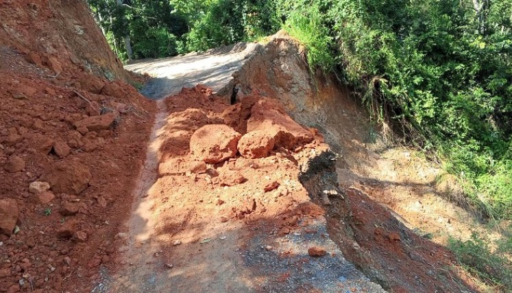 Una emergencia vial se registra en la zona rural del municipio de Hacarí ante los torrenciales aguaceros. 