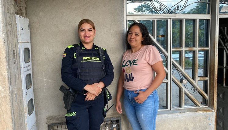 Una patrullera atiende un parto el 24 de diciembre en el barrio Belén de Ocaña.