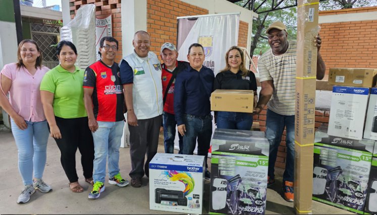 Entrega de dotación a comunales
