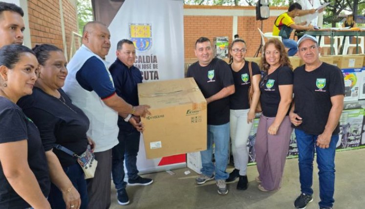 La Alcaldía entregó equipos e implementos para oficina a las JAC/Foto cortesía