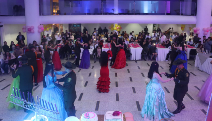 Por octava ocasión la Policía de Norte de Santander organizó la fiesta de 15 años a 10 jovencitas del área rural de Pamplona. 