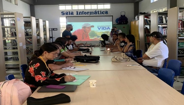 Firmantes de paz de Hacarí trabajan en la adecuación de una granja experimental para resarcir el tejido social.