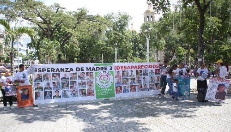 Con una pancarta y camisetas con el rostro de sus familiares desaparecidos, las personas de la agrupación Esperanza de Madre 2 recordaron a sus seres queridos. / Foto: Carlos Ramírez.