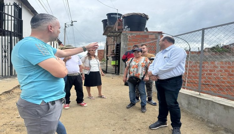 Se levanta un muro de contención para proteger las viviendas en riesgo.