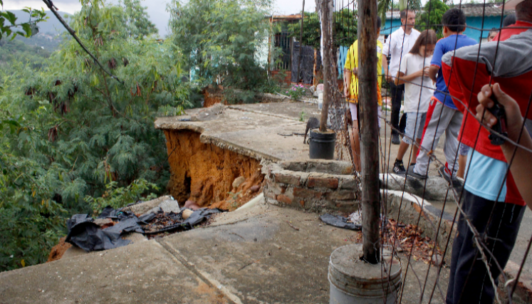 En latente riesgo de derrumbe viven 27 familias en Doña Nidia. 