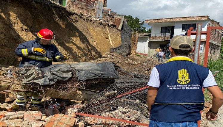 Ante los torrenciales aguaceros un muro de contención y la pared de una vivienda colapsan en el barrio El Palomar de Ocaña.