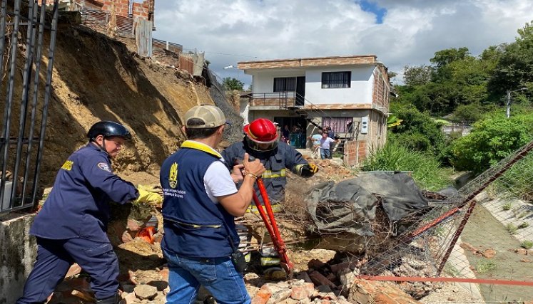 Ante los torrenciales aguaceros un muro de contención y la pared de una vivienda colapsan en el barrio El Palomar de Ocaña.