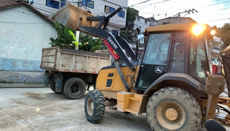 Ante los torrenciales aguaceros un muro de contención y la pared de una vivienda colapsan en el barrio El Palomar de Ocaña.