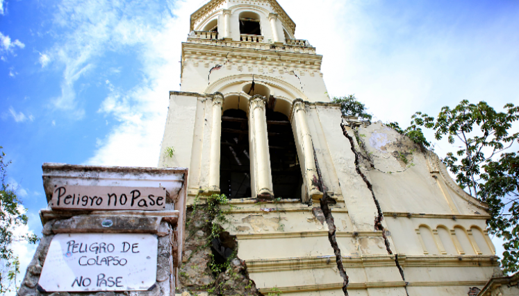 La emblemática torre de la iglesia de Gramalote se resiste a caer. 