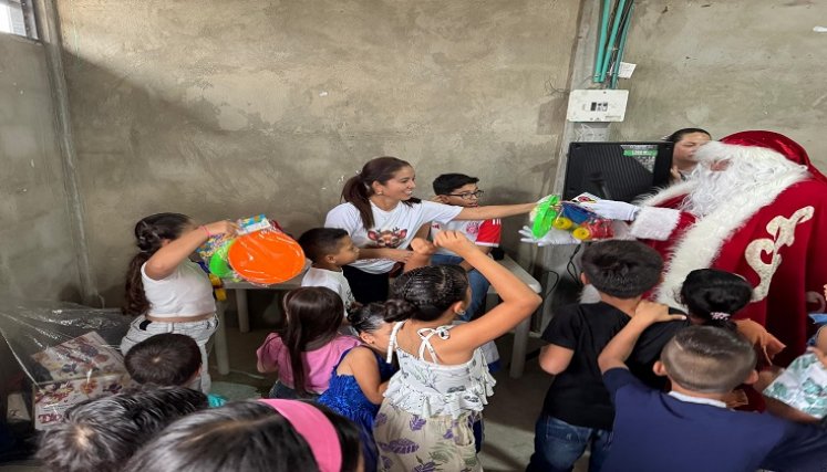 La primera dama, acompañada del equipo de colaboradores, recorrió el sector rural y el urbano para entregar regalos de Navidad a los niños y niñas./ Foto: Cortesía