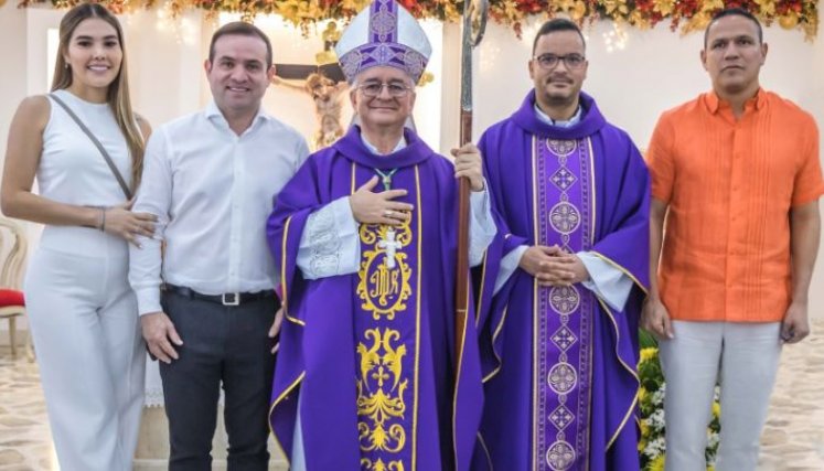 El director general de Corponor, Rafael Humberto Camacho aparece acompañado de su señora esposa Paola Carreño, así como del obispo de Cúcuta, José Libardo Garcés; el párroco del Espíritu Sánto, padre Daniel alejandro Bolívar y el alcalde de Cúcuta, Jorge Acevedo Peñaloza./Foto Cortesía