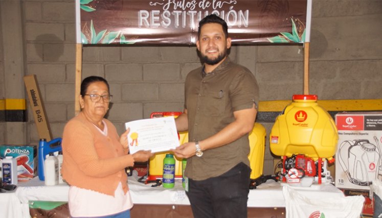 Entrega de insumos para emprendimientos. / Foto Cortesía