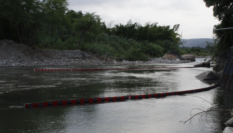 Barreras flotantes fueron instaladas sobre el río Pamplonita para mitigar cualquier riesgo de contaminación por crudo. 