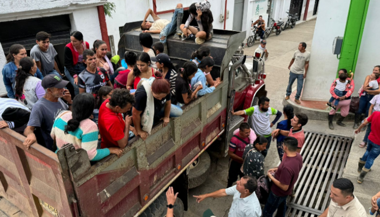 Las personas huyen cómo pueden de los diferentes territorios del  Catatumbo.
