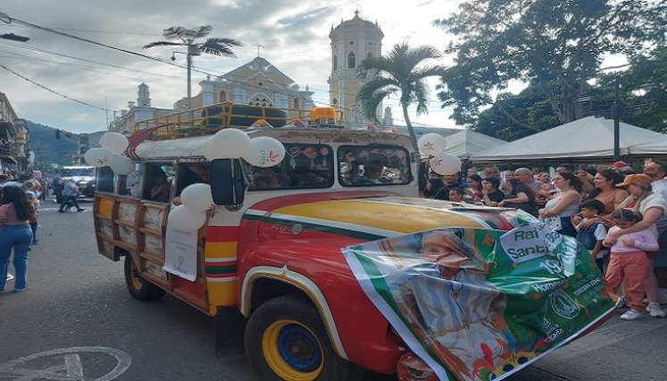 Para mantener vivas las tradiciones se llevó a cabo el desfile de autos antiguos y clásicos en Ocaña./ Foto: Cortesía