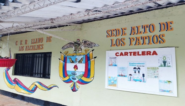 El secretario de educación anuncia la entrega de material para mejorar los entornos escolares.