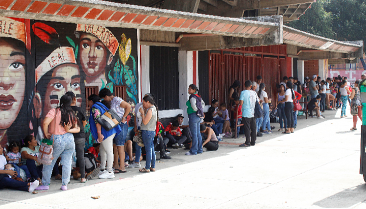 Largas filas de desplazados en el estadio General Santander de Cúcuta.