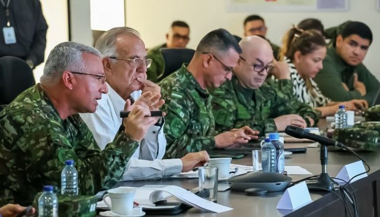 El comandante del Ejército, general Luis Emilio Cardozo, y el ministro de Defensa Iván Velásquez (izquierda)/Foto cortesía
