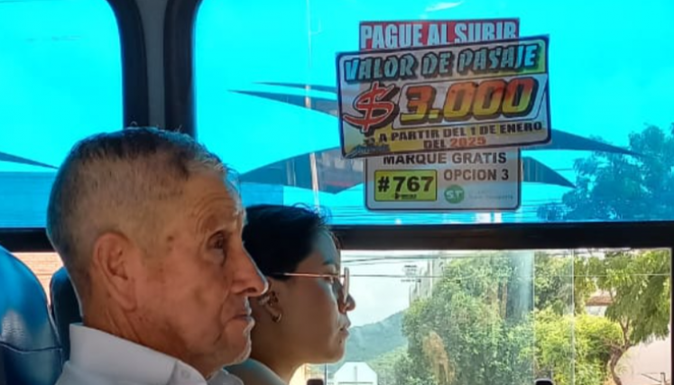 Desde ayer algunas unidades de transporte ya exhibian el nuevo costo del pasaje. 