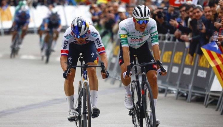 Primoz Roglic (izquierda) derrotó en el esprín a Juan Ayuso.