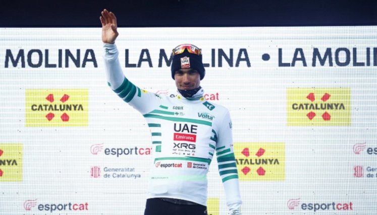 El español Juan Ayuso se impuso en la primera etapa de montaña.
