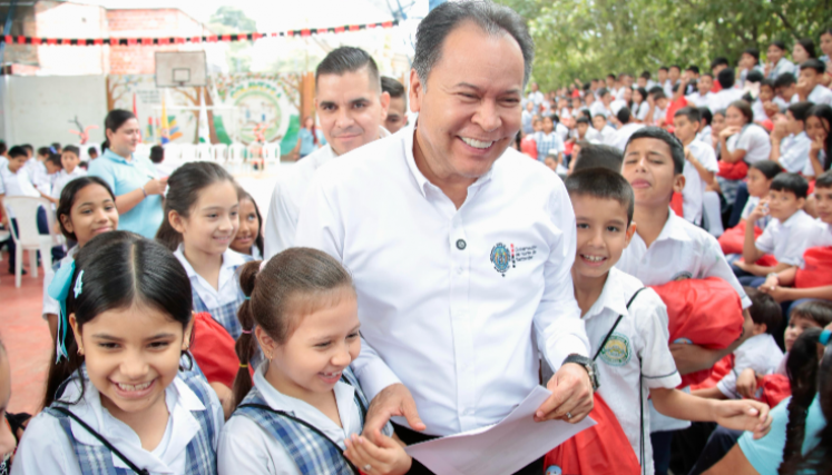 El gobernador William Villamizar entregó ayudas sociales en Sardinata y Bucarasica.