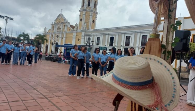 En Ocaña se apoya a los artesanos para mantener vivas las tradiciones de tejer los sombreros de lata.