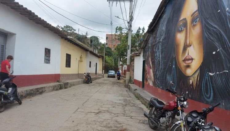 Moradores del sur de la ciudad reclaman el arreglo de las redes hidrosanitarias y la reposición de pavimentos.