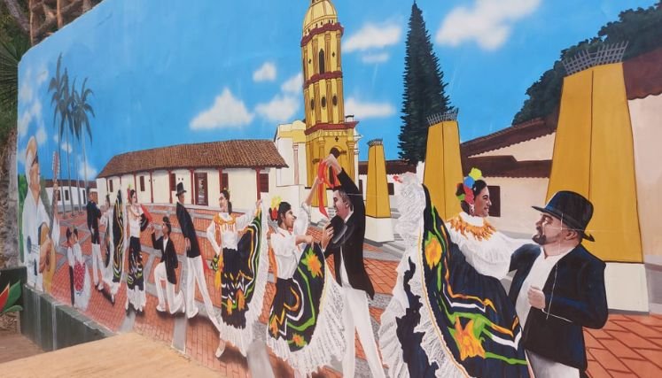 Jóvenes vandalizan murales del viacrucis en el mirador turístico de Cristo Rey.