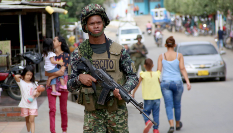 Soldado patrulla pueblos en el Catatumbo.
