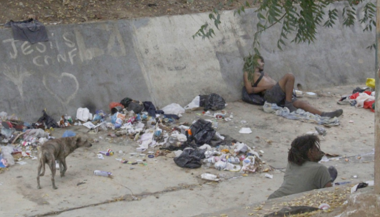 Habitantes de calle en el canal Bogotá.