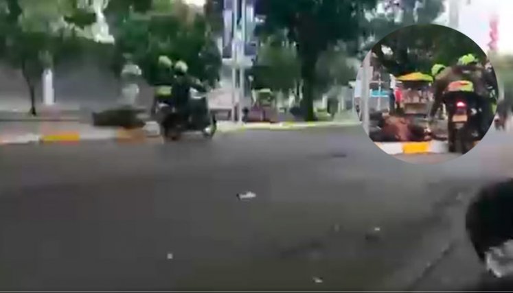 Policías usaron taser para levantar a un habitante de calle que se encontraba en un separador