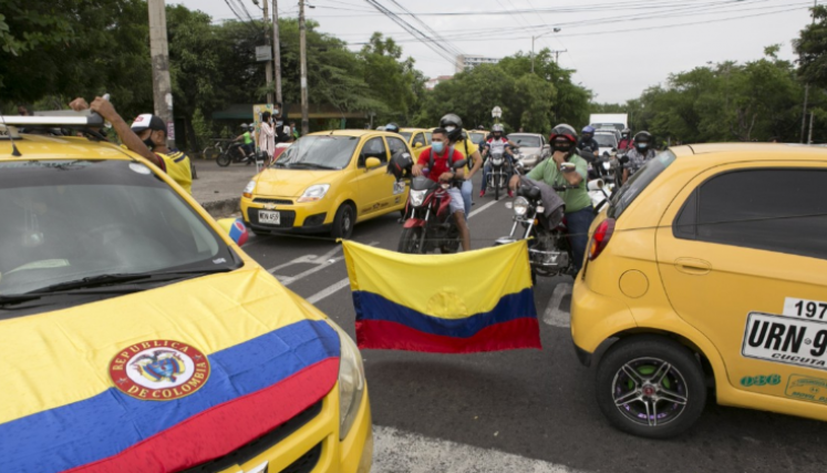 Taxistas estudian irse a paro.