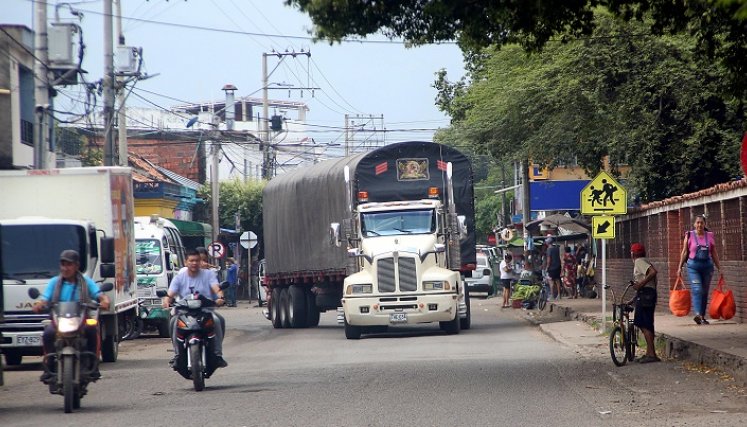 Por el puente sobre el río  Zulia cruza un gran porcentaje de la carga que se mueve por el departamento.