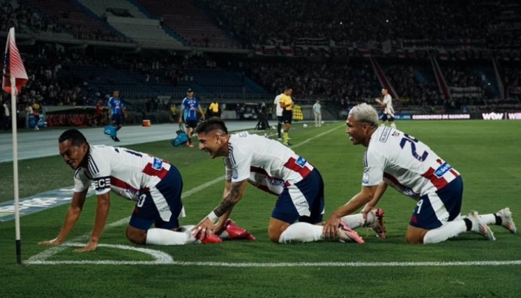 Carlos Bacca festejó el gol de la victoria ante el DIM de una manera particular. 