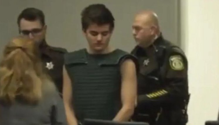 Adolescente habría matado a sus padres como parte de un plan para asesinar a Trump, según el FBI. 