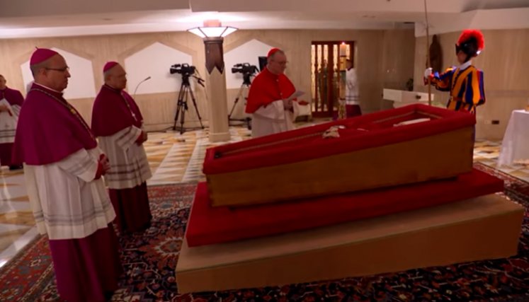 Primeras imágenes del féretro del papa Francisco, Cortesía Vaticano 