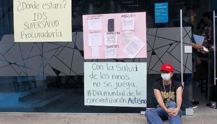 Karina Palacios se encadenó en Sanitas para exigir medicamentos para su hijo