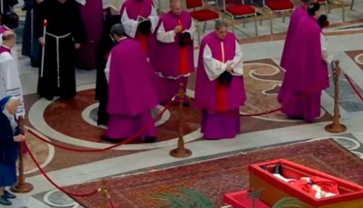 ¿Quién es la monja que se saltó el protocolo en la basílica de San Pedro para despedir al papa Francisco?