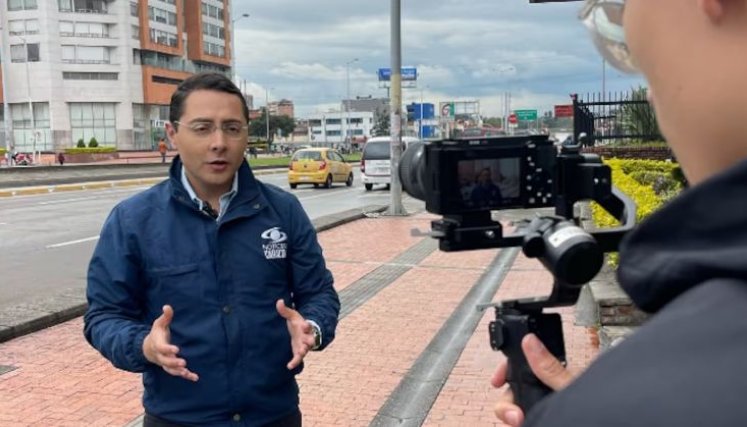 Periodista de Caracol TV. 