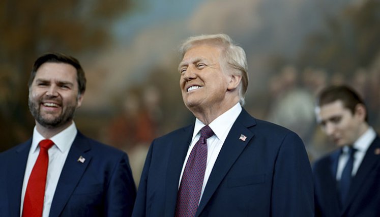 Trump amenaza con no ir a cumbre del G20 y lanza acusaciones contra Sudáfrica.