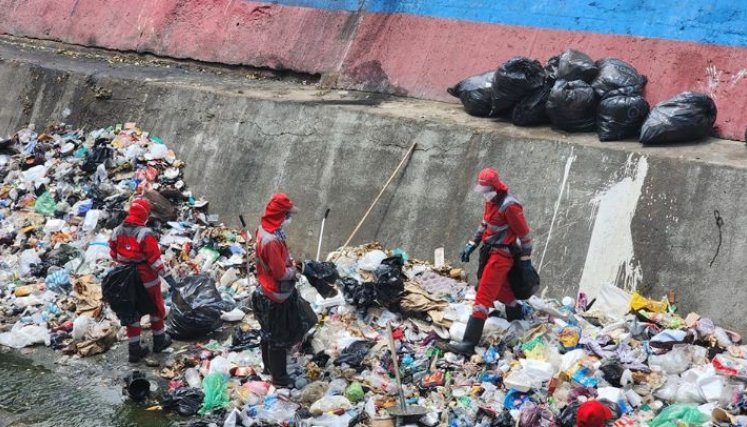 La empresa Veolia con sus obreros en plena acción de limpieza en el Canal Bogotá/Foto cortesía