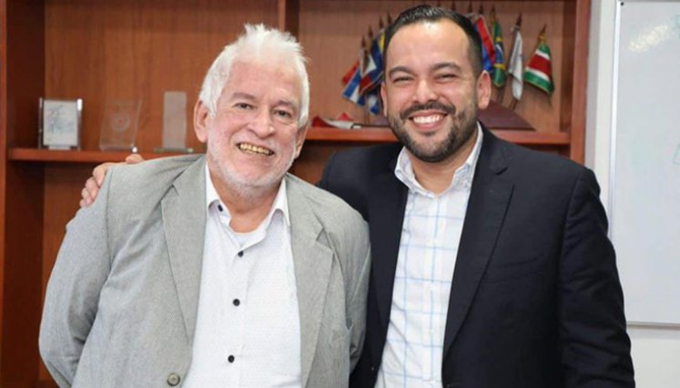 El director (e) de la UPME, Manuel Peña Suárez, y su antecesor Carlos Adrián Correa. / Foto Cortesía