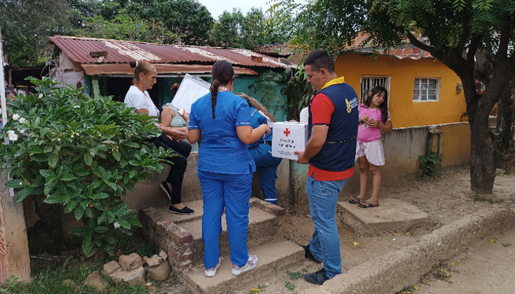 Entrega de ayudas humanitarias en barrio Antonia Santos. 