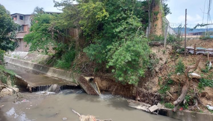 Ribereños solicitan a la Unidad Nacional de Gestión del Riesgo arreglar la canalización y remediar el problema en el emisario de aguas negras.