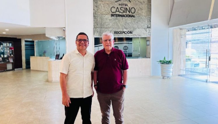 Alexander Trujillo Castro, gerente general del Hotel Casino Internacional, y Manuel Tejeiro, director de Niños de Papel./Foto cortesía