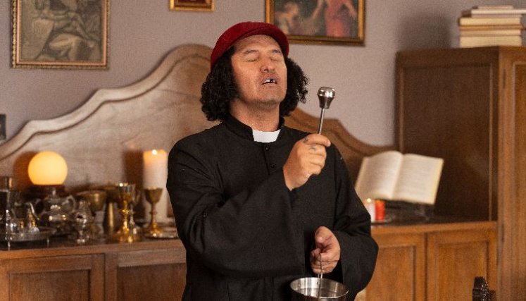 ‘El novicio rebelde’, la serie con la que Hassam regresa a la pantalla y a sus orígenes.