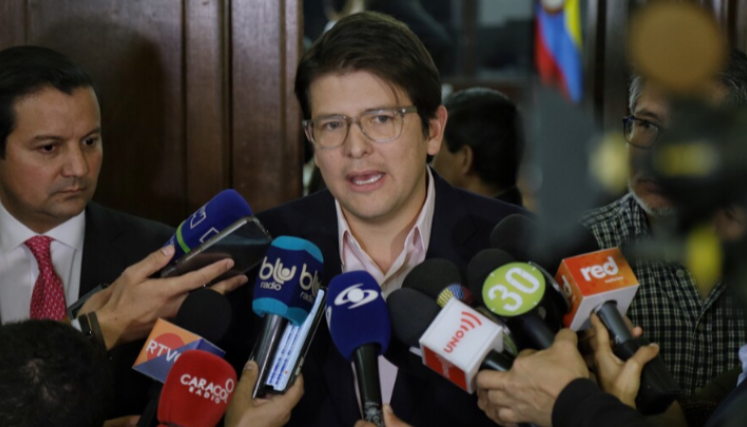 Miguel Uribe declara a los medios de comunicación. 
